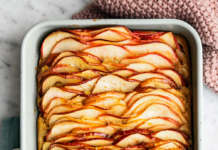 Dolce a strati di mele e avena