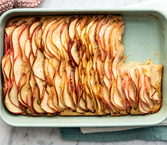 Dolce a strati di mele e avena