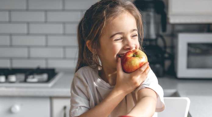 Frutta ai bambini: così diventa facile ba,bini e frutta