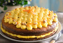 Torta di carote e nocciole con crema al limone