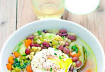 Minestra di grano e legumi con uova in camicia