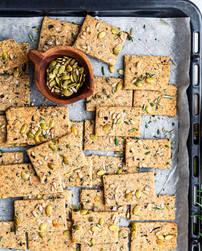 Cracker d'orzo integrale ai semi misti - Cucina Naturale