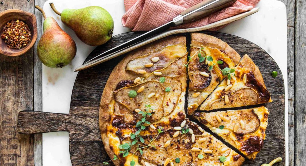 Pizza integrale ai 4 formaggi con pere