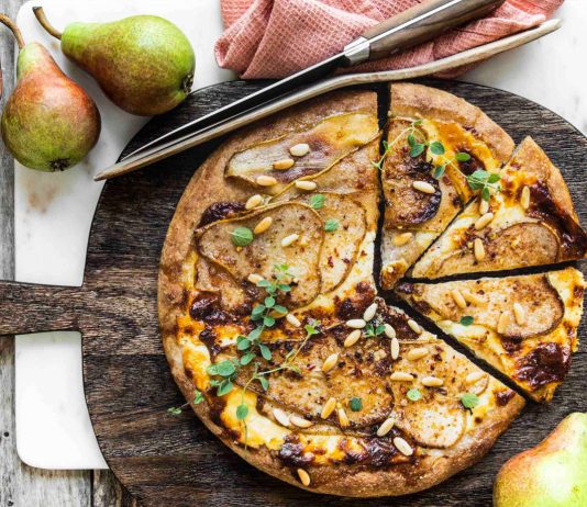 Pizza integrale ai 4 formaggi con pere