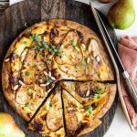 Pizza integrale ai 4 formaggi con pere