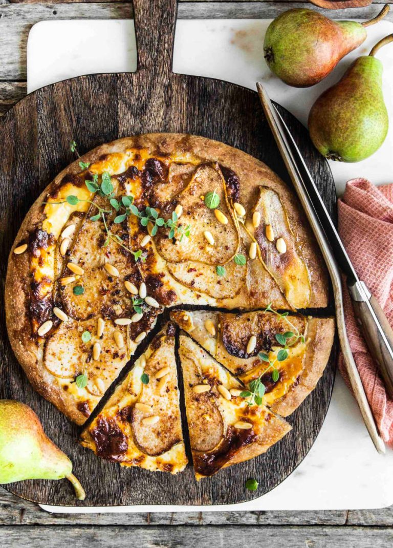 Pizza integrale ai 4 formaggi con pere