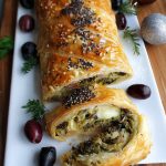 Strudel di verza, scarola, crescenza e olive