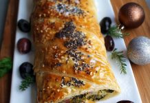 Strudel di verza, scarola, crescenza e olive