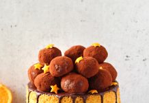 Chiffon cake all'arancia senza glutine con tartufi di cioccolato