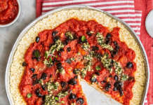 Riso pizza al pomodoro con pesto di anacardi e olive