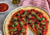 Riso pizza al pomodoro con pesto di anacardi e olive
