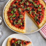 Riso pizza al pomodoro con pesto di anacardi e olive