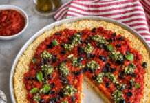 Riso pizza al pomodoro con pesto di anacardi e olive
