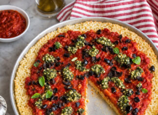 Riso pizza al pomodoro con pesto di anacardi e olive
