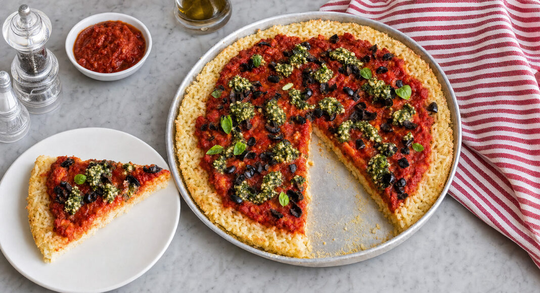 Riso pizza al pomodoro con pesto di anacardi e olive