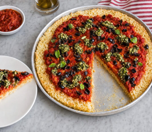 Riso pizza al pomodoro con pesto di anacardi e olive