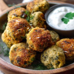 Crocchette di patate e cicoria con crema di kefir