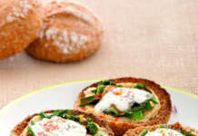 Crostoni con crema di ceci, cicoria e caciocavallo
