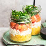 Insalata con cuscus, feta, rucola e pompelmo