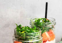 Insalata con cuscus, feta, rucola e pompelmo