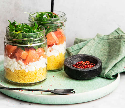 Insalata con cuscus, feta, rucola e pompelmo
