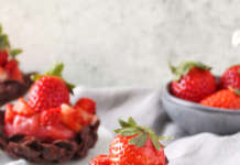 Nidi di cioccolato e fragole al miele