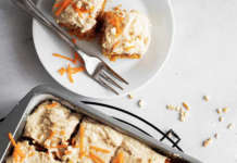 Torta di carote e mandorle con frosting di anacardi