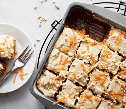 Torta di carote e mandorle con frosting di anacardi