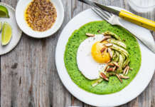 Crêpes verdi di piselli con uova e asparagi