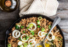 One pot di legumi e formaggio con crumble di cipollotti