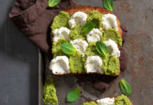 Open toast bicolore con taccole e crema di feta