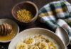 Porridge di avena con banana, miele e polline