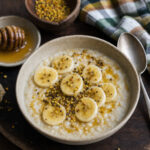 Porridge di avena con banana, miele e polline