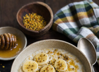 Porridge di avena con banana, miele e polline
