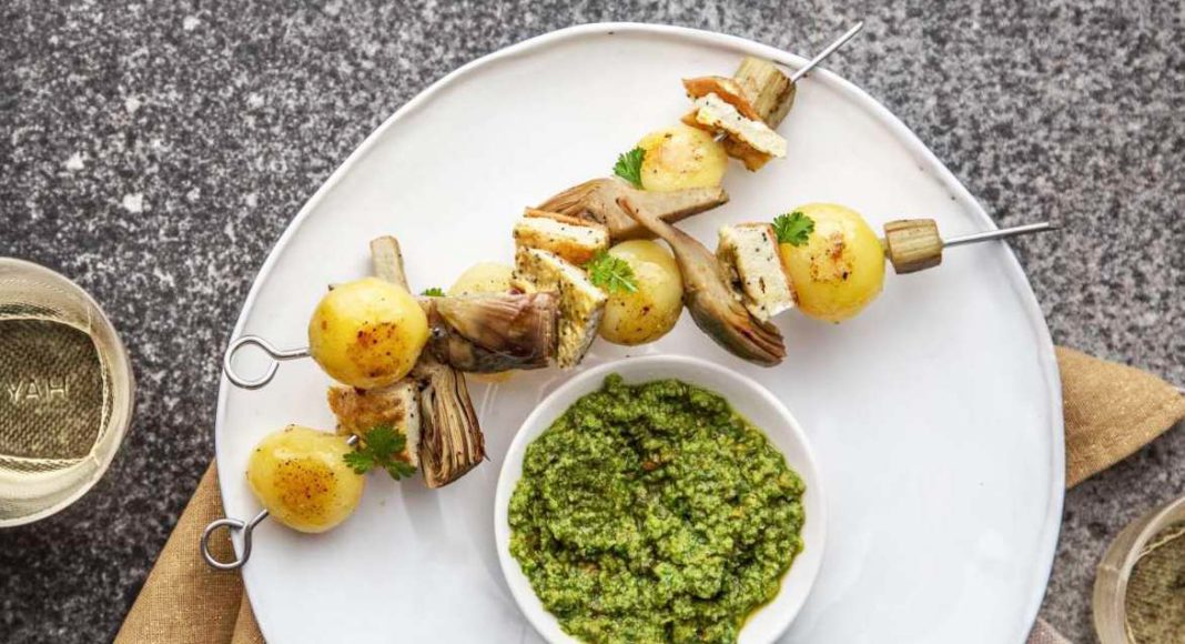 Spiedini di carciofi, patate e uova con salsa verde