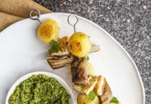 Spiedini di carciofi, patate e uova con salsa verde