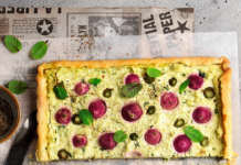 Torta salata con ricotta, asparagi e ravanelli