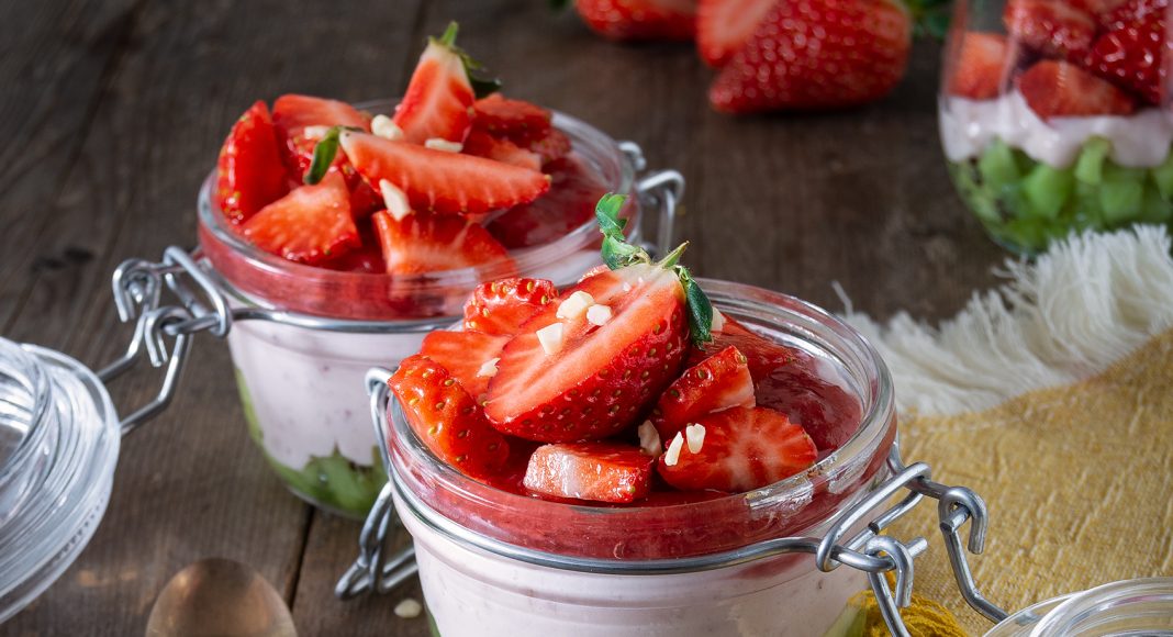 Mousse al cocco con fragole e kiwi