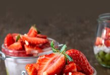 Mousse al cocco con fragole e kiwi