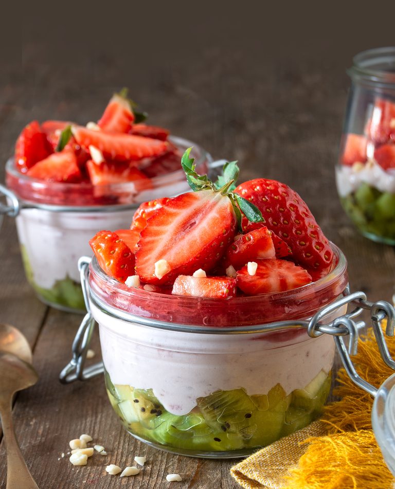 Mousse al cocco con fragole e kiwi