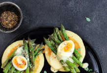 Pancakes con asparagi e maionese di uova sode