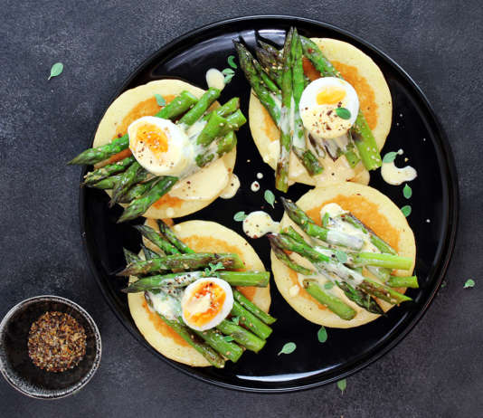 Pancakes con asparagi e maionese di uova sode