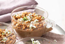 Crema di banane e caffè con crumble alla cannella e fiori