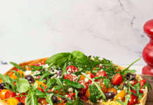 Crostata salata con pomodorini, rucola, feta e olive