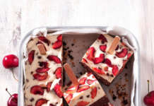 Gelato di ricotta, cioccolato e ciliegie su stecco