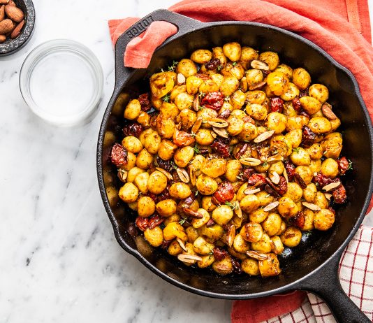 Gnocchi con pomodorini confit e mandorle