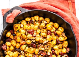 Gnocchi con pomodorini confit e mandorle