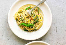 Spaghetti con fagiolini, basilico e peperoncino