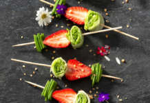 Spiedini di taccole, lattuga e fragole