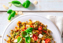 Avena al pesto con ortaggi estivi colorati